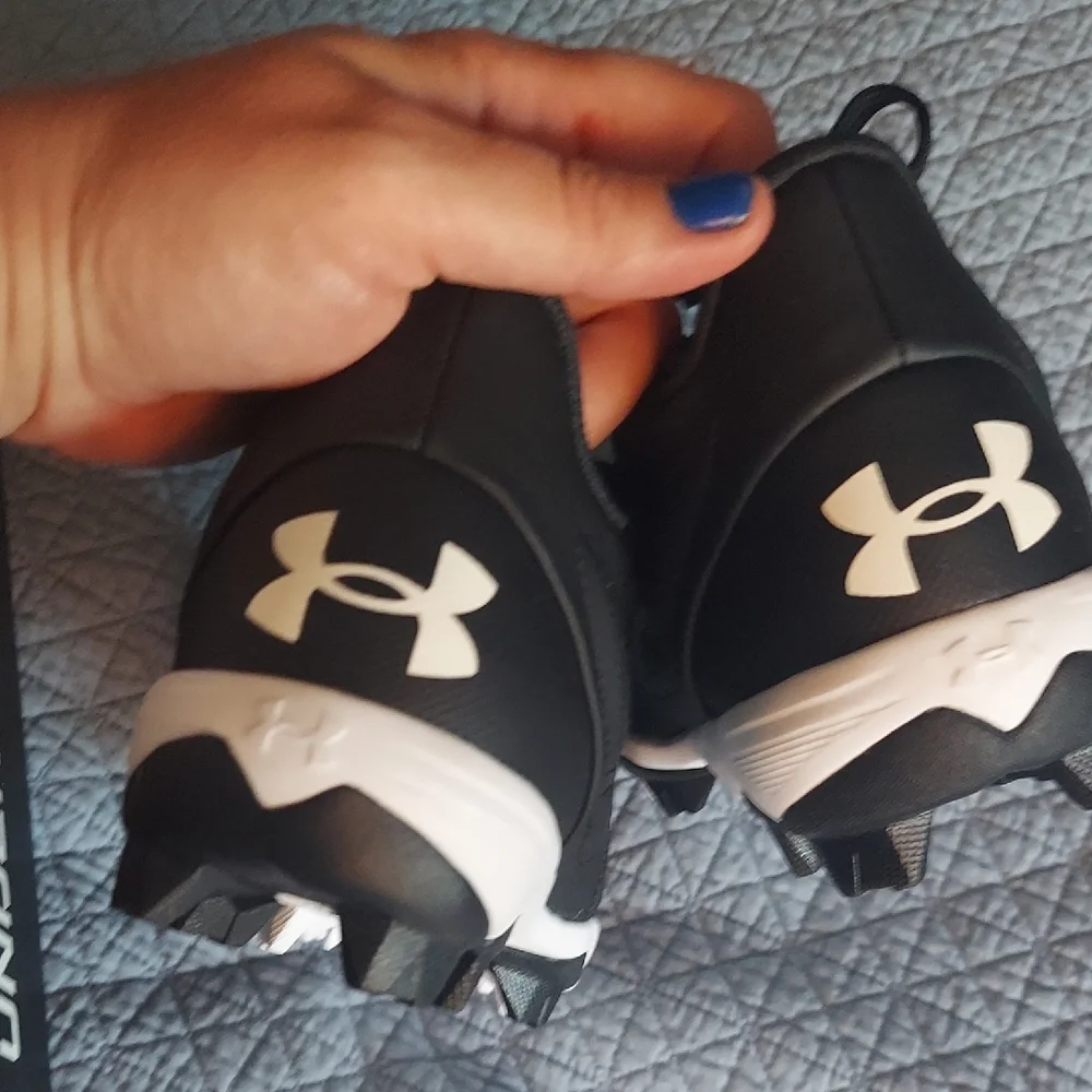 Under Armour Black Athletic Cleats - Picture 5 of 6
